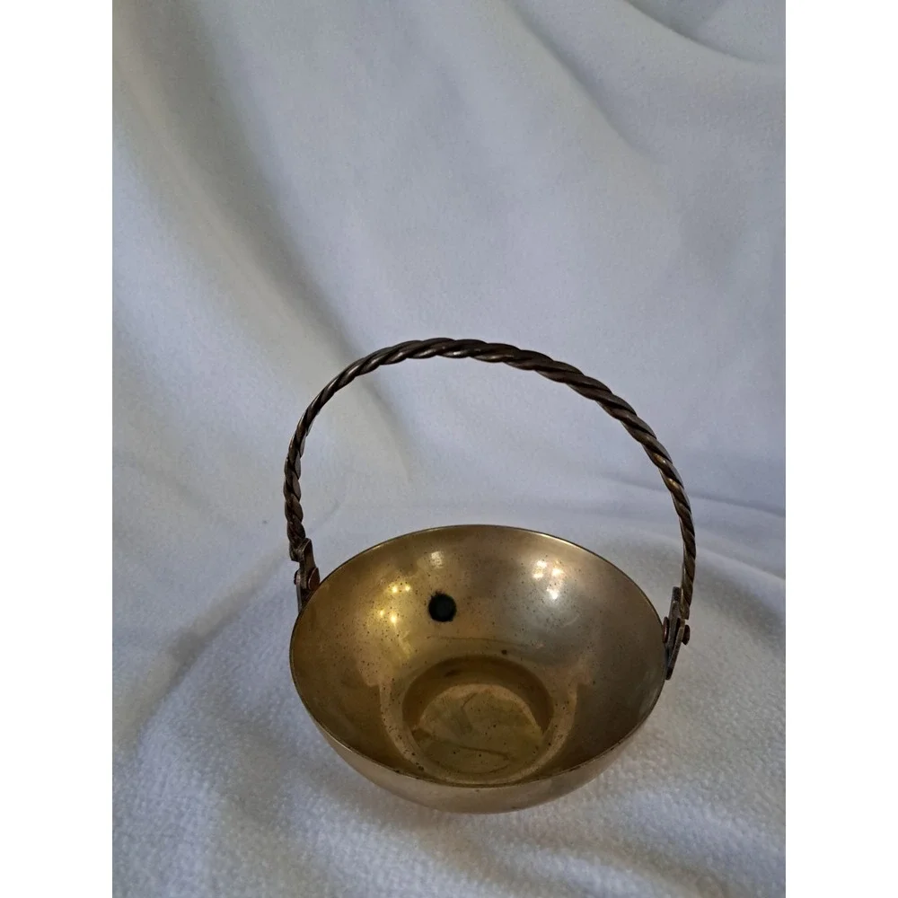 Solid brass candy dish, potpourri bowl, etc. Handcrafted in India Handle folds‎